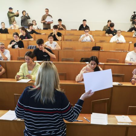 Selectividad: El polémico “desfile” de una profesora que divide a España