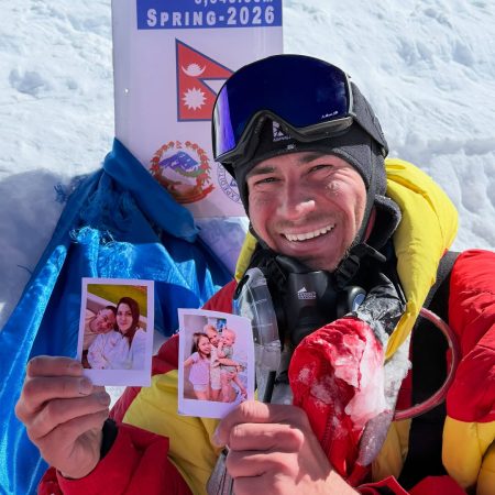 El Everest en Brazos: La Increíble Ascensión de Rustam Nabiev, un Símbolo de Superación