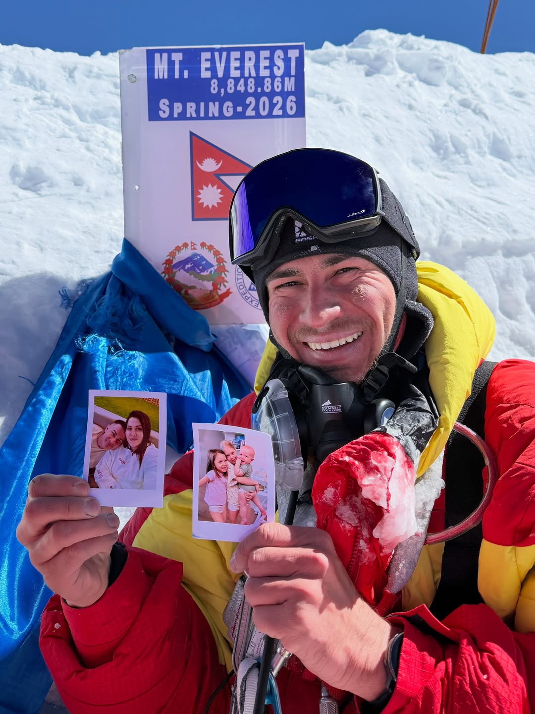 El Everest en Brazos: La Increíble Ascensión de Rustam Nabiev, un Símbolo de Superación