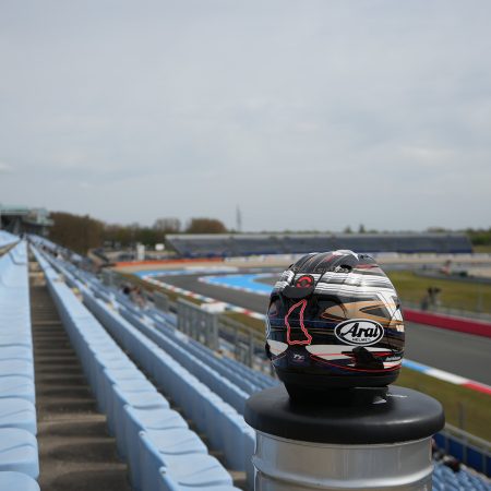 El Espíritu del Tourist Trophy Cobra Vida en el Asfalto: Arai Desvela su Nueva Joya para 2026