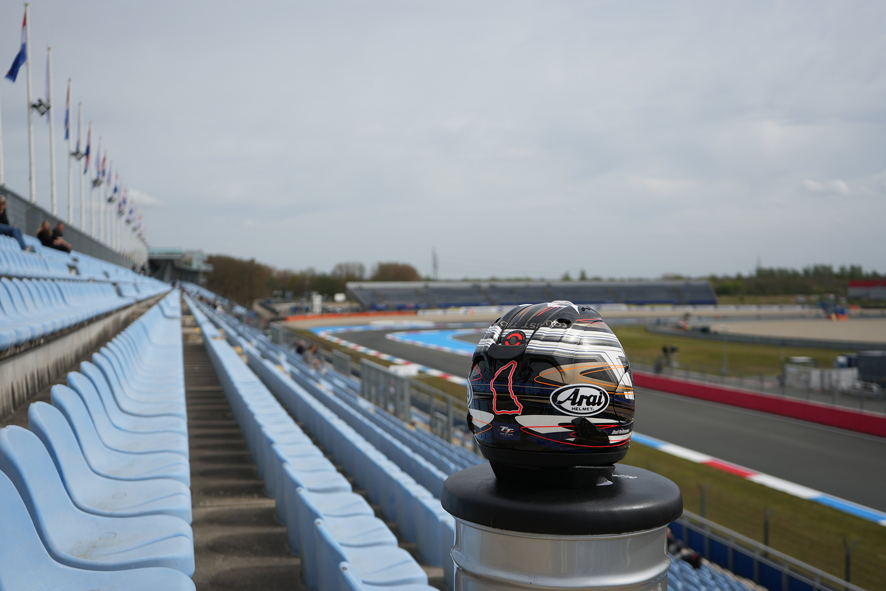 El Espíritu del Tourist Trophy Cobra Vida en el Asfalto: Arai Desvela su Nueva Joya para 2026