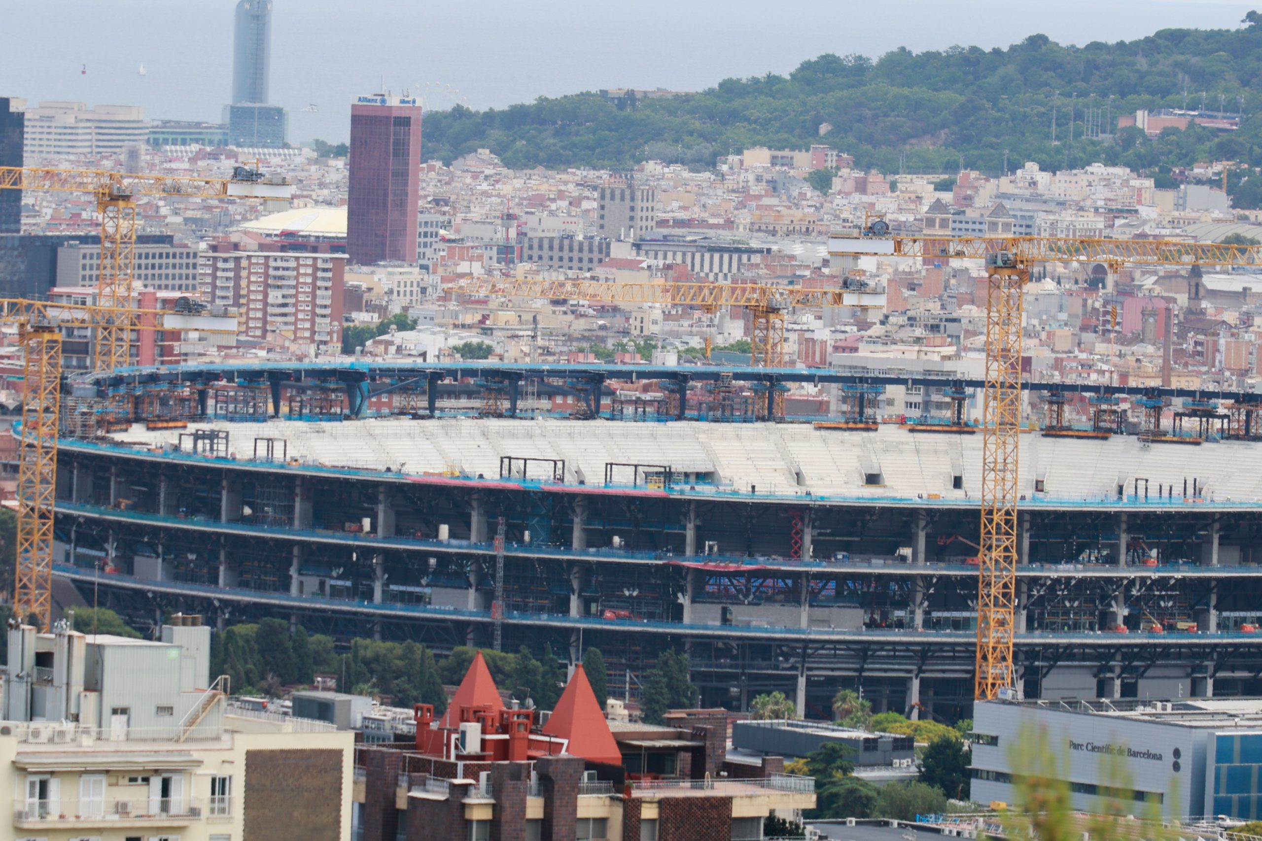 ¡El Camp Nou en el Punto de Mira! Vecinos Exigen Soluciones Urgentes Ante el Caos de Movilidad y Civismo