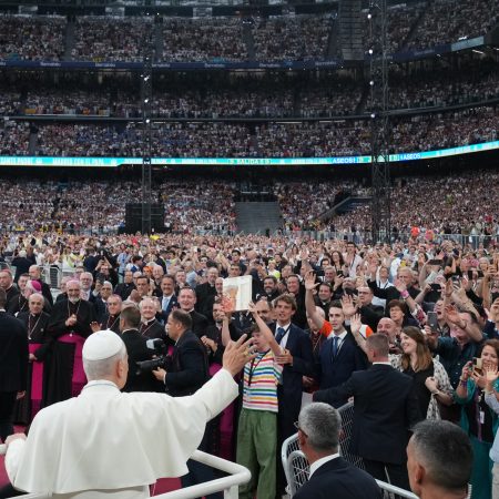 El Bernabéu se Viste de Blanco para Recibir al Papa León XIV en un Encuentro Histórico