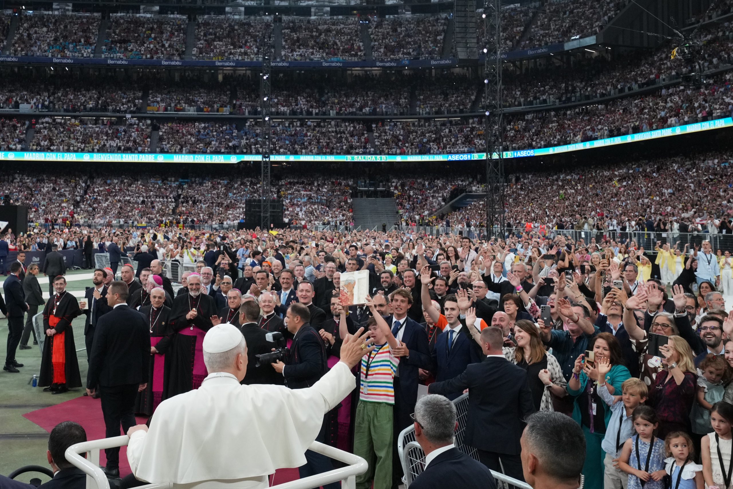 El Bernabéu se Viste de Blanco para Recibir al Papa León XIV en un Encuentro Histórico