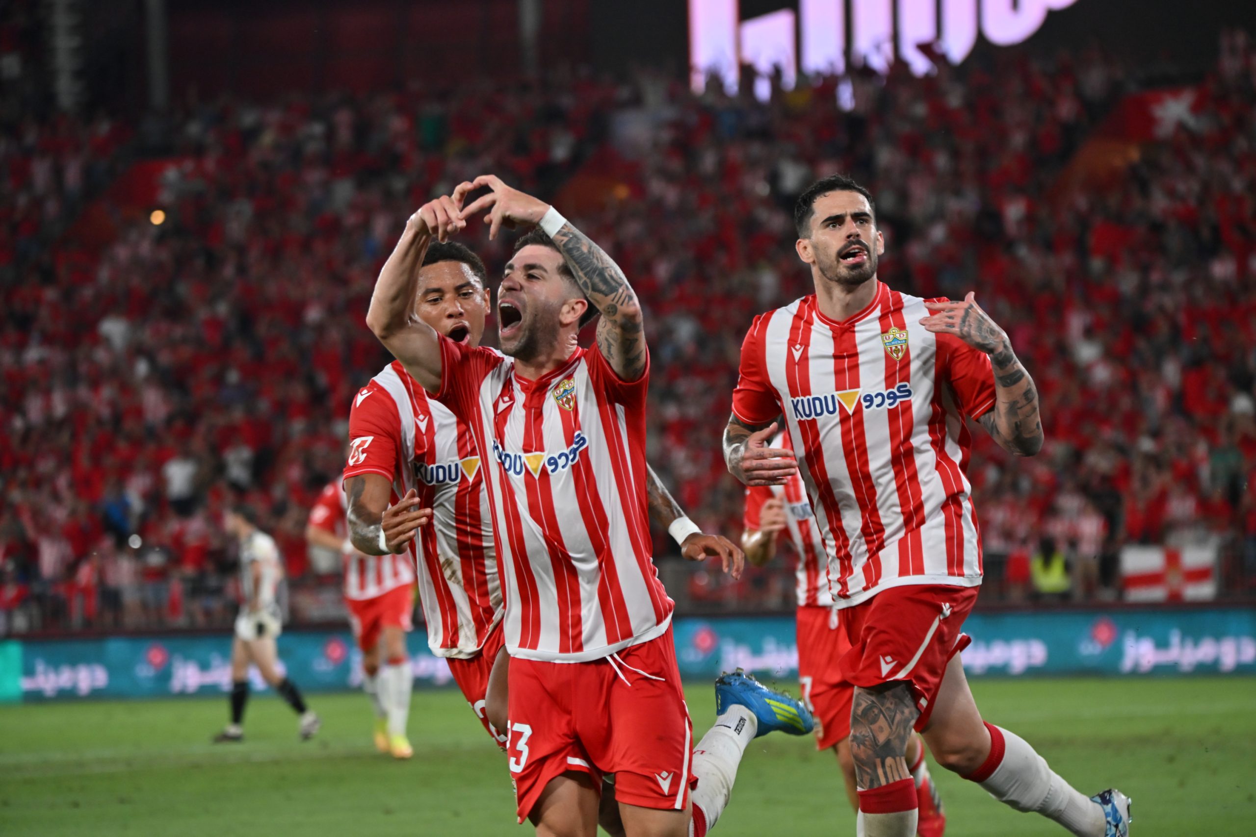 ¡Almería se viste de gala para la final! Remontada de infarto ante el Castellón y billete a Primera a la vista