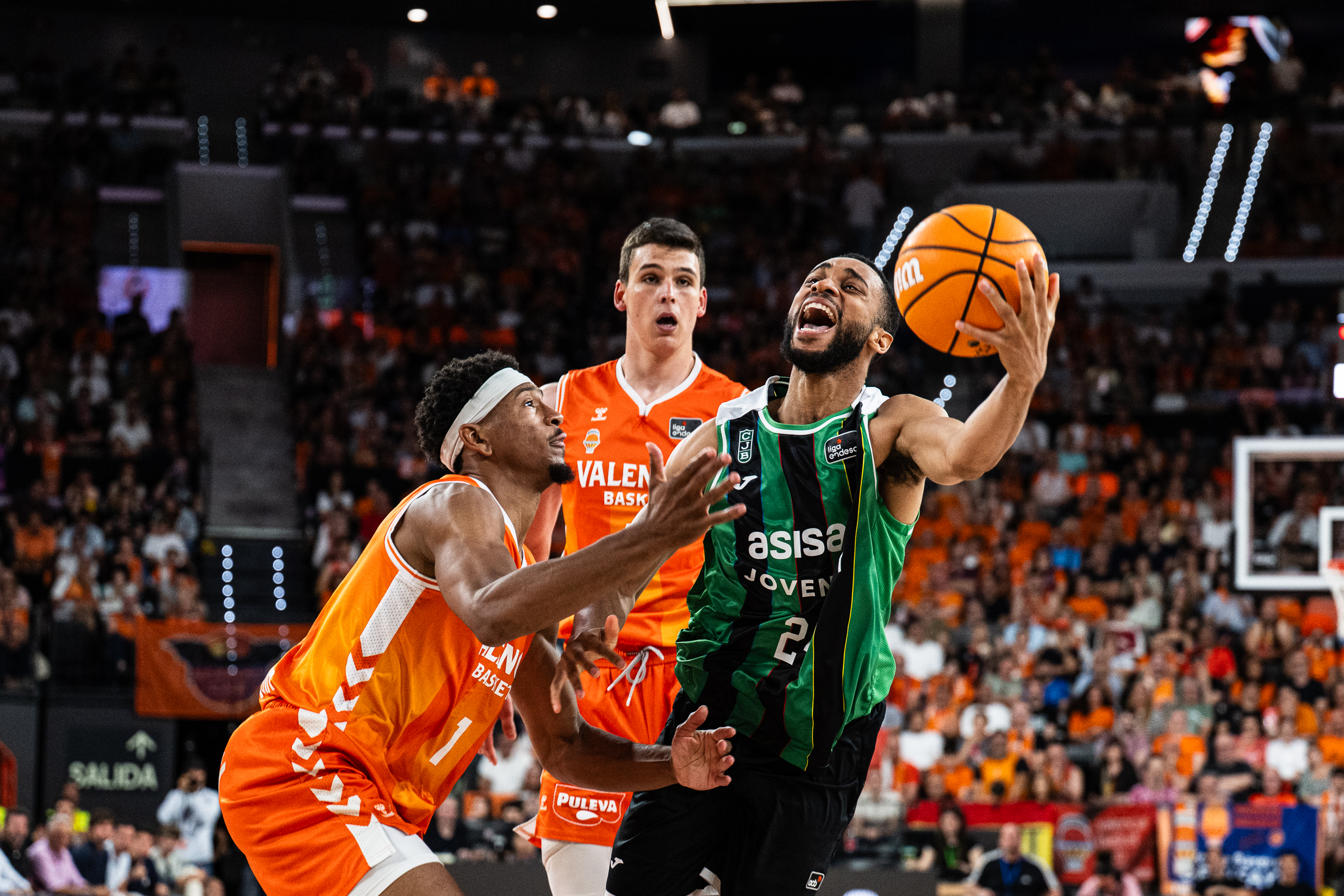 ¡Épica en el Roig Arena! Valencia Basket y Joventut Firman un Duelo Histórico con Récords que Hacen Historia