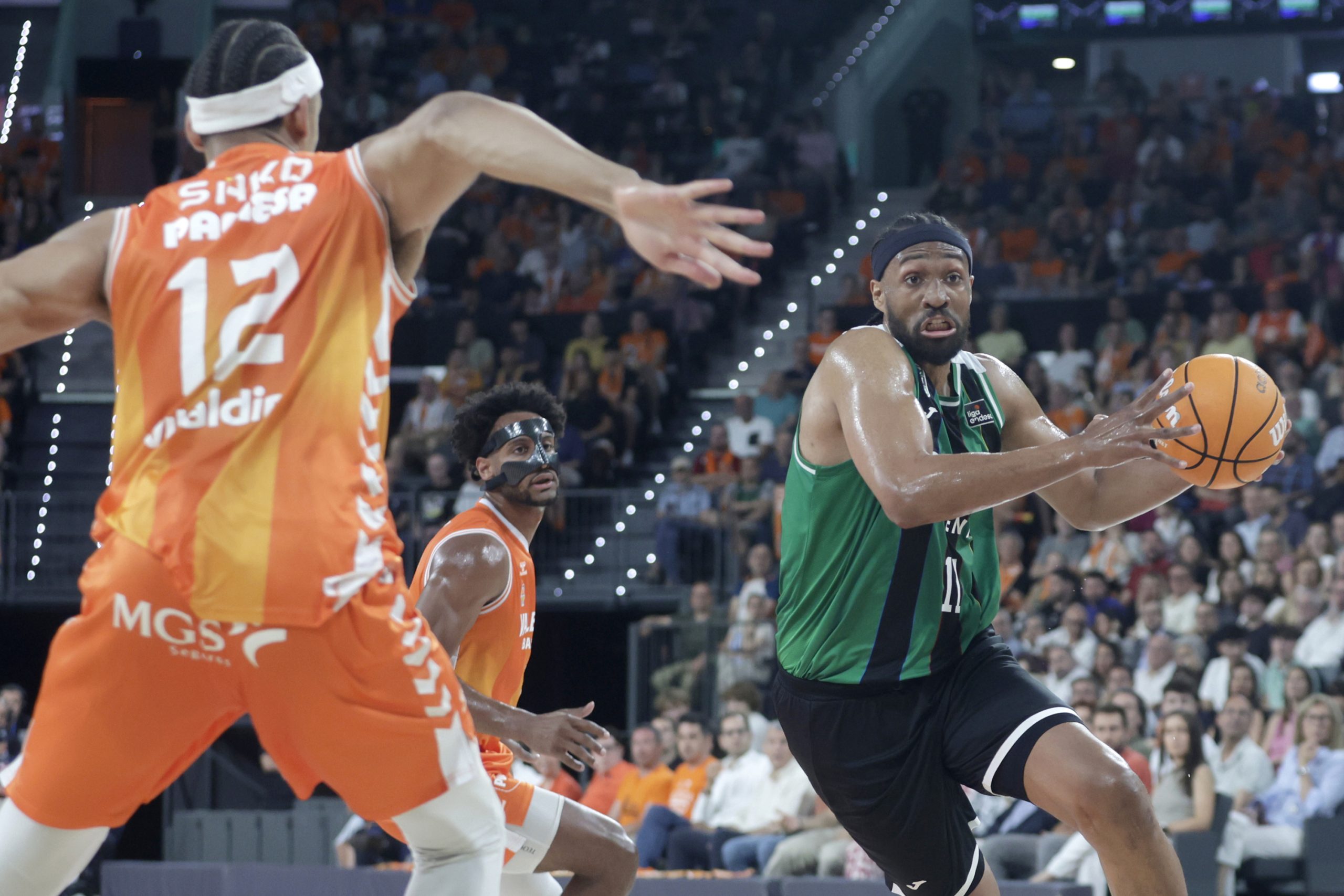 Valencia Basket Golpea Primero en una Semifinal Épica Contra Joventut: Montero y Pradilla, Héroes en un Final de Infarto Valencia Basket Golpea Primero en una Semifinal Épica Contra Joventut: Montero y Pradilla, Héroes en un Final de Infarto