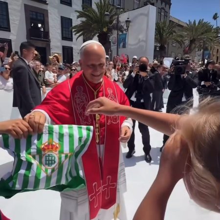 El Papa León XIV, ¿Nuevo Fichaje del Betis? El Vaticano Desata la Pasión Bética en Canarias