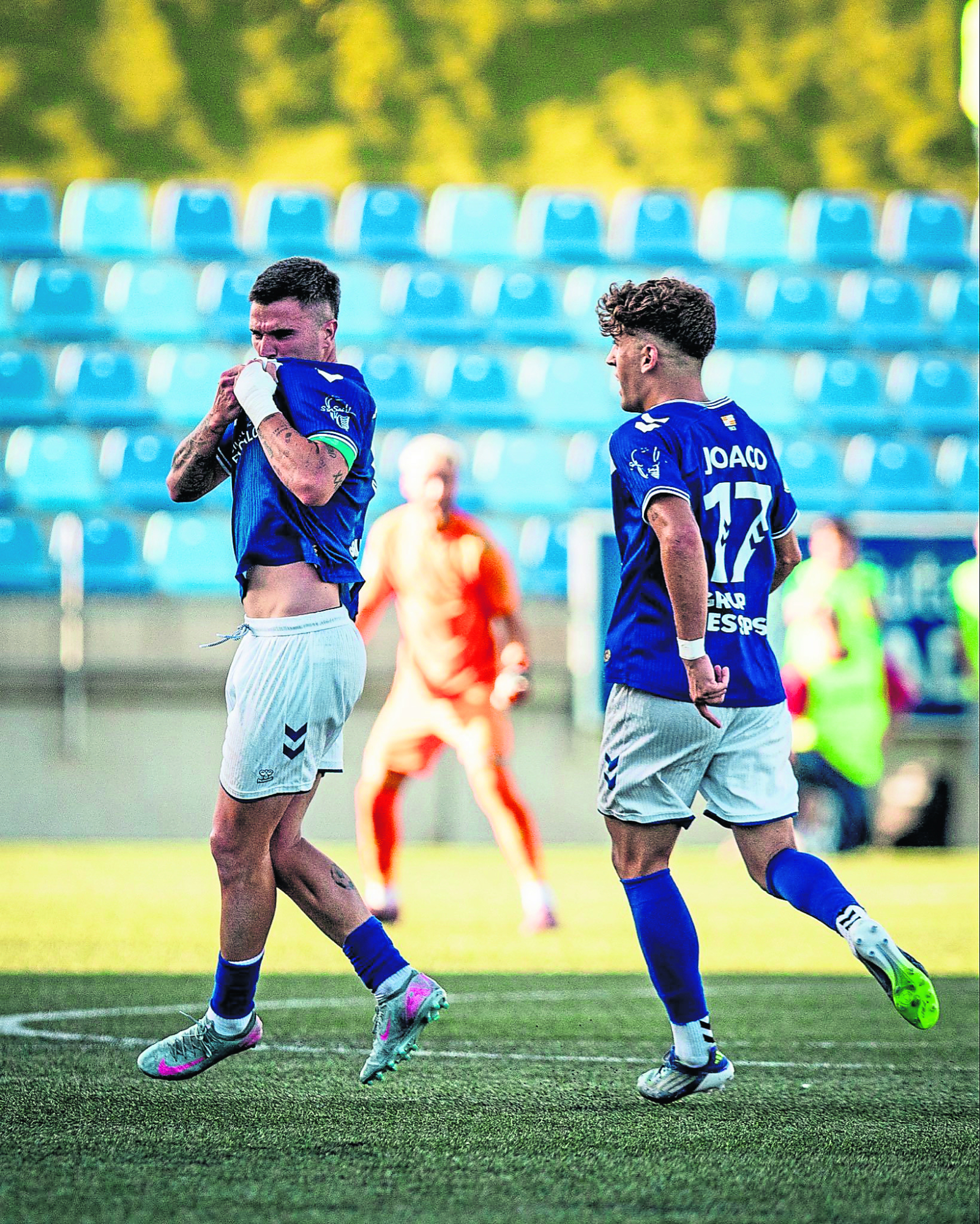 Compostela vs. Badalona: Duelo de Aspirantes al Ascenso en la Encrucijada