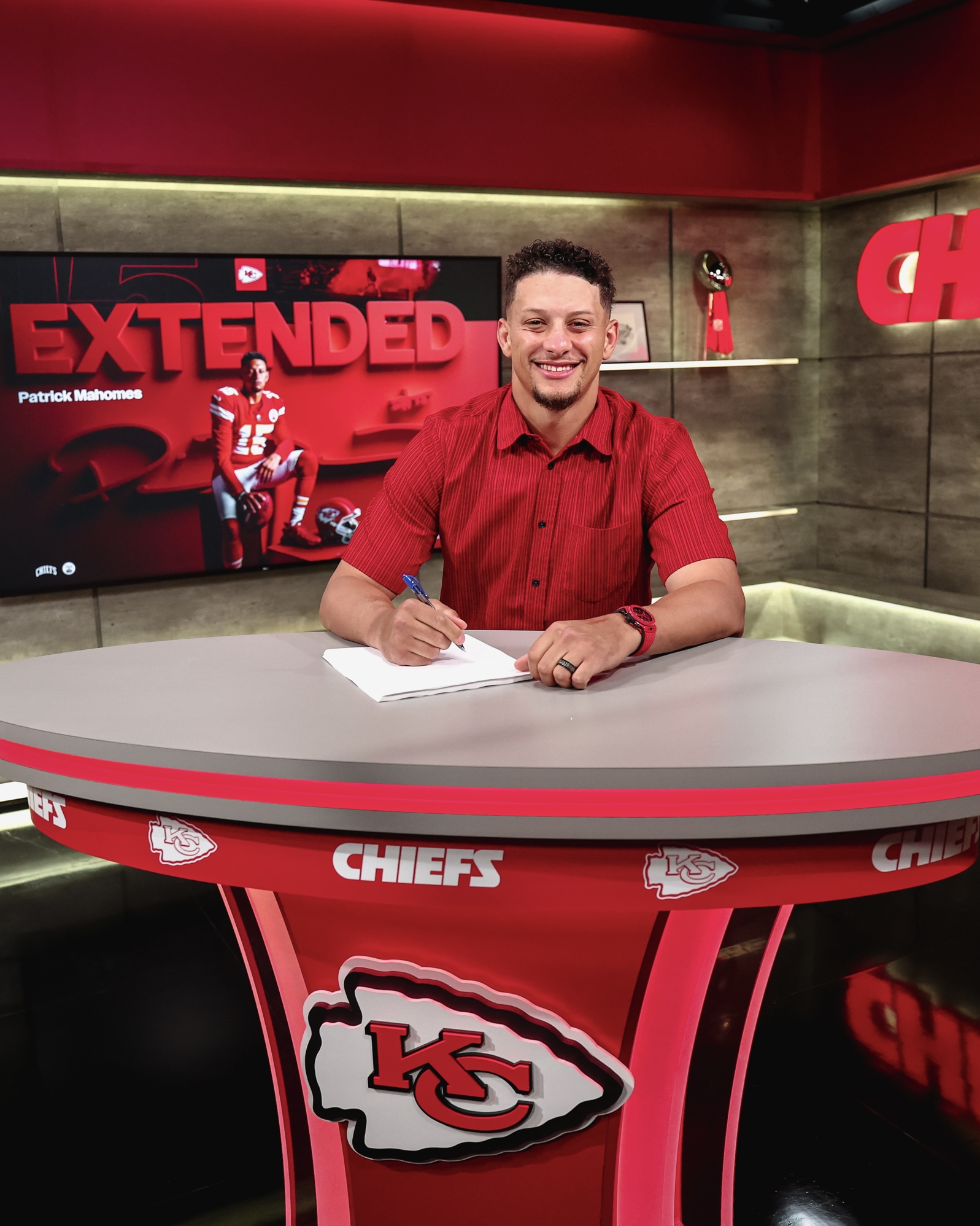 Mahomes Rompe el Molde: ¡El Mariscal de Campo Más Rico de la Historia de la NFL!
