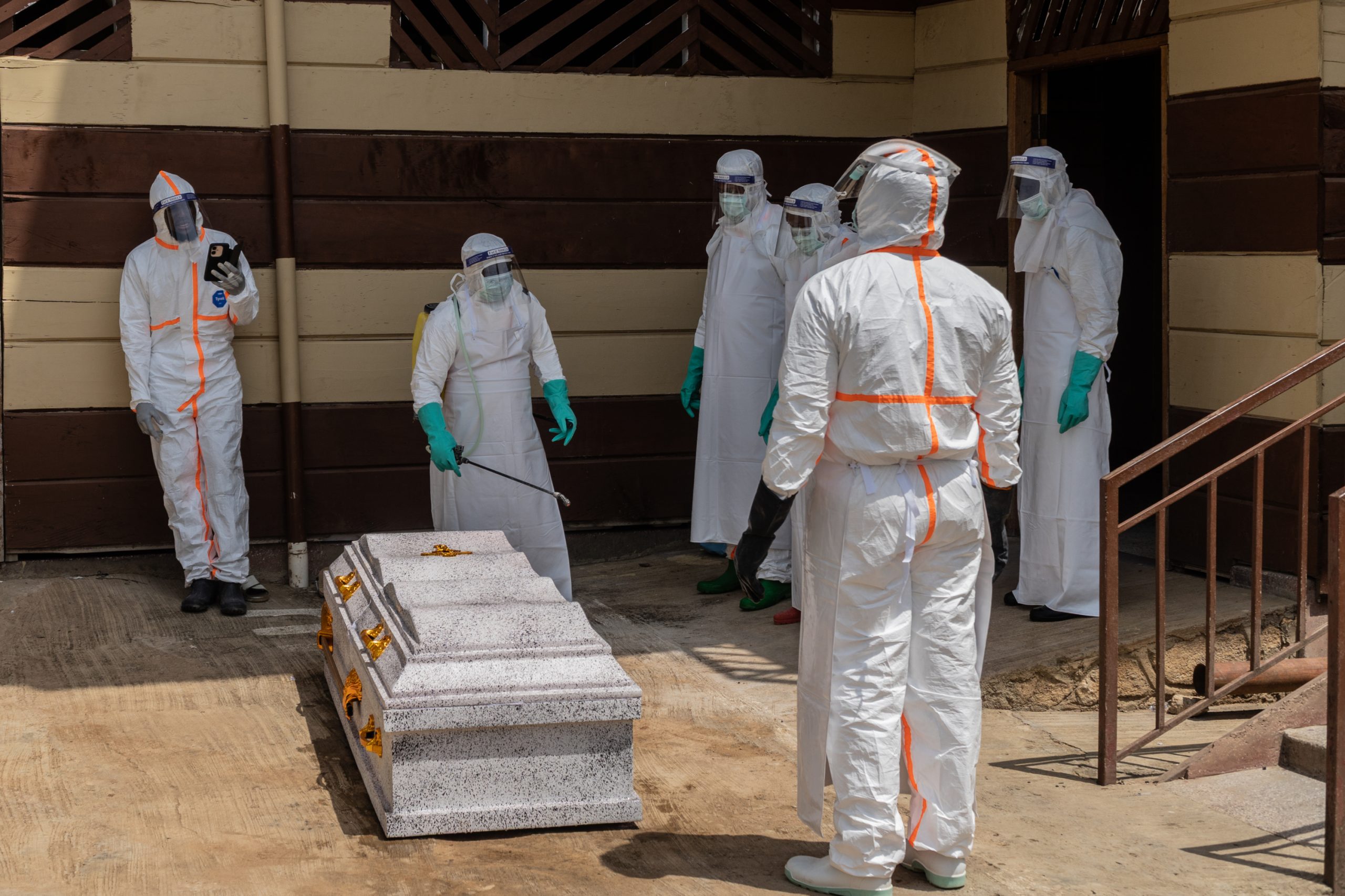 Ébola en África: La Sombra del Virus se Extiende con 710 Casos Confirmados y 149 Vidas Perdidas