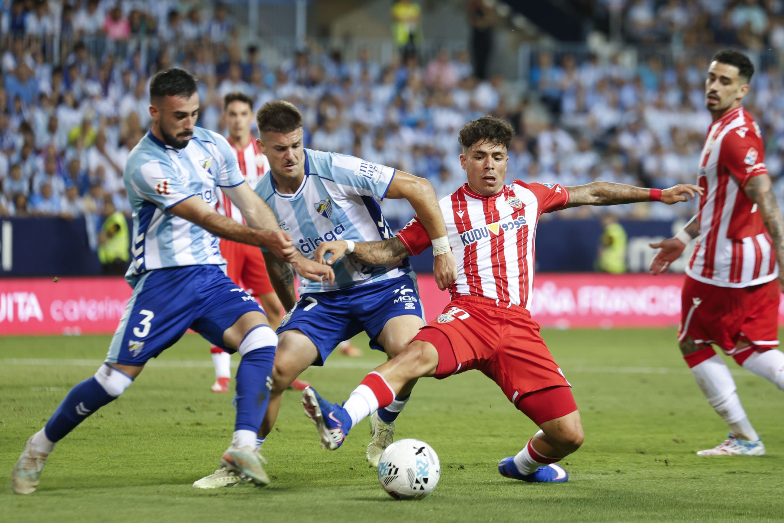 La Rosaleda Frena el Sueño del Ascenso: Málaga y Almería Firman un Empate que Deja Todo Abierto