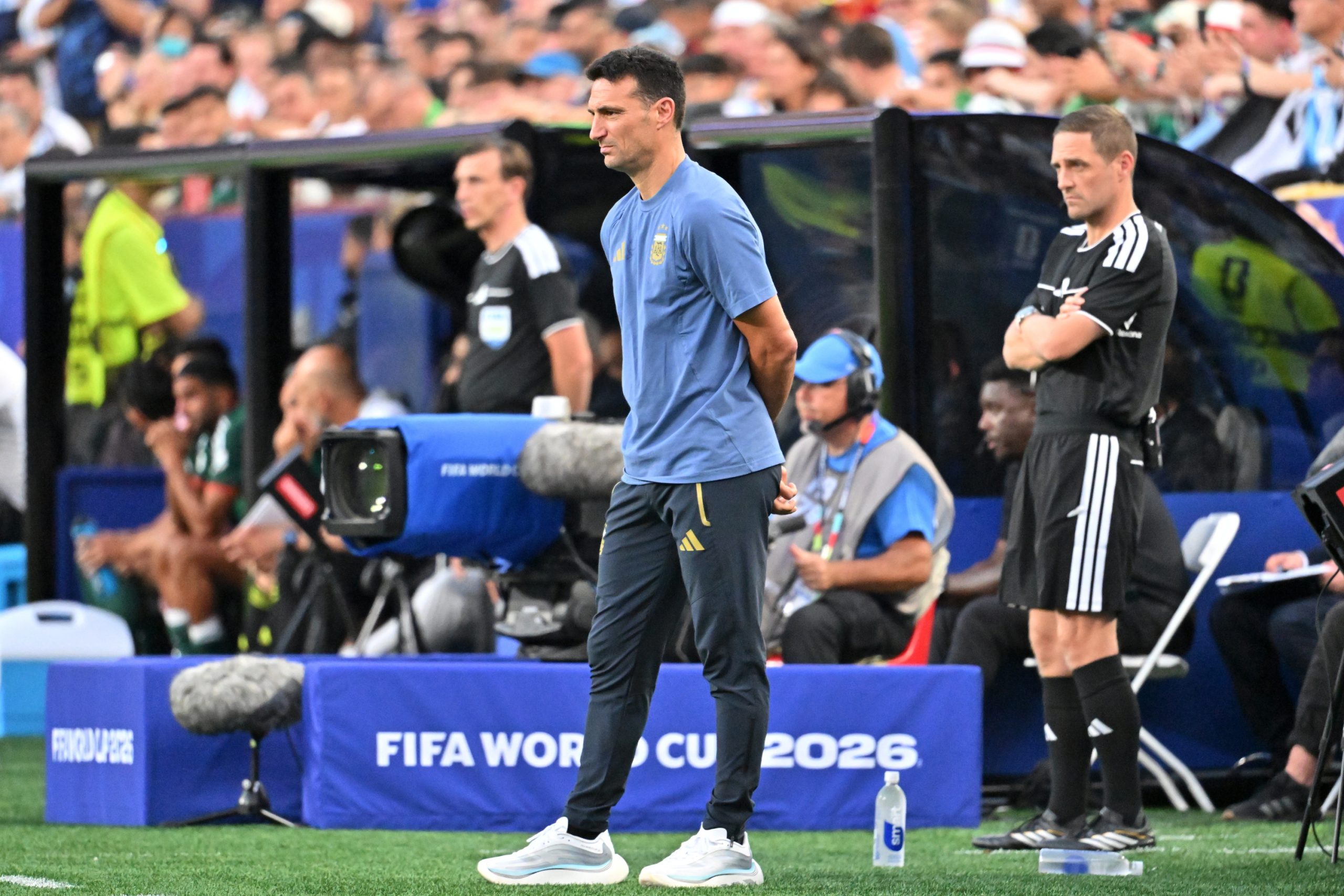¡Messi Deslumbra, Scaloni Analiza! Argentina Golea y Sigue Soñando
