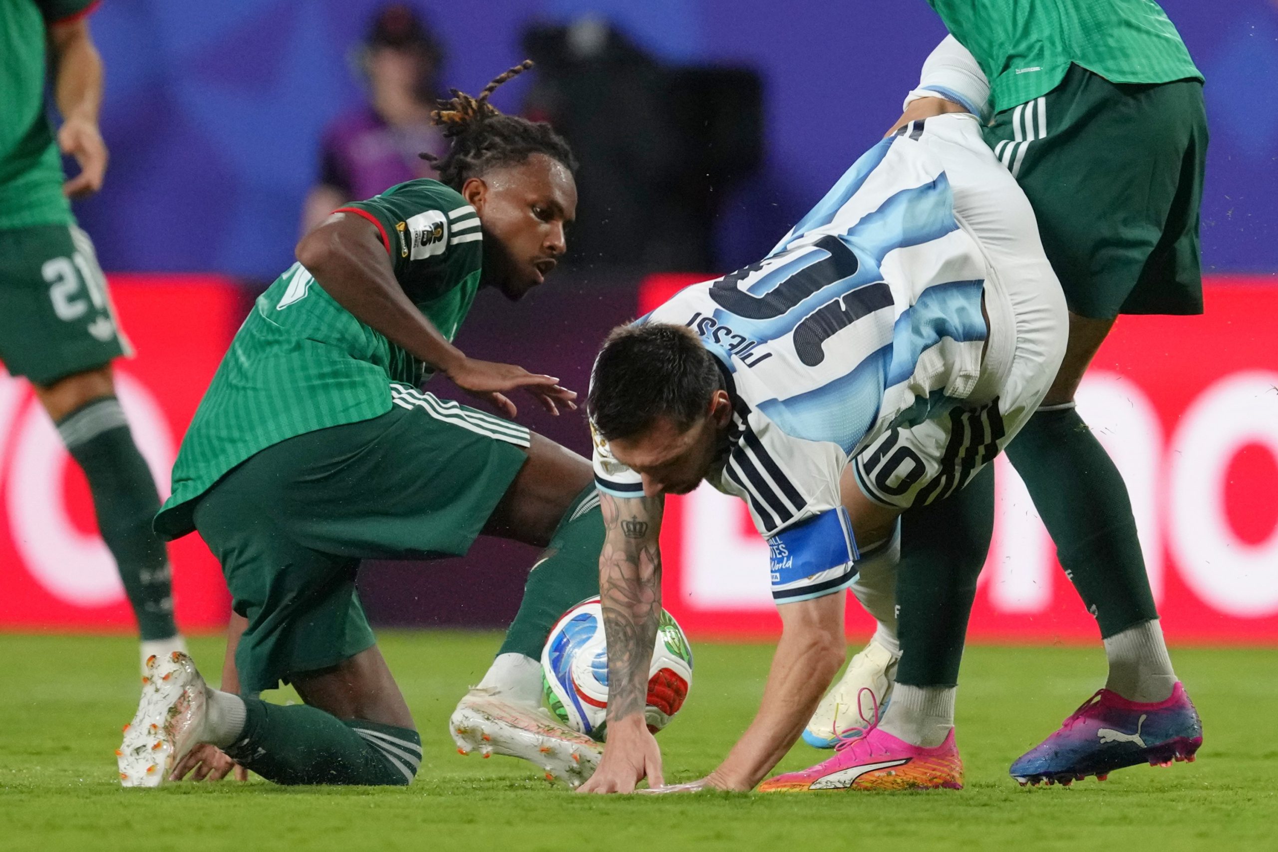 Messi Desata la Locura en el Mundial 2026: Hat-Trick Histórico y Polémica que Pudo Cambiarlo Todo Messi Desata la Locura en el Mundial 2026: Hat-Trick Histórico y Polémica que Pudo Cambiarlo Todo