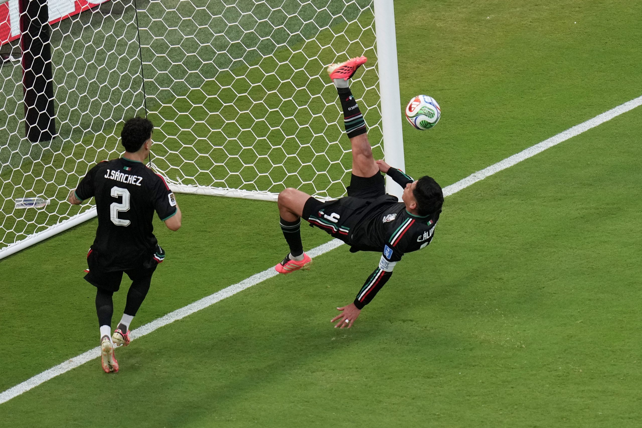 Mundial 2026: La chilena salvadora de Edson Álvarez que paralizó a México